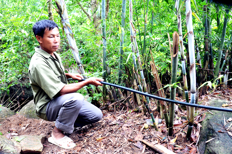 Anh Tằng Văn Sáng (thôn Khe O, xã Lục Hồn) dùng đường ống nhựa để dẫn nước từ khe suối về phục vụ sinh hoạt của gia đình.