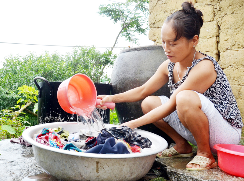  Gia đình chị Chìu Sán Múi (thôn Khe O, xã Lục Hồn) chứa nước bằng ang và chậu nhôm.