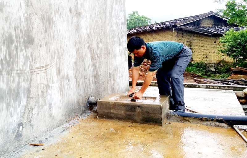  Cán bộ xã Lục Hồn kiểm tra công trình cấp nước tập trung ở thôn Ngàn Pạt.