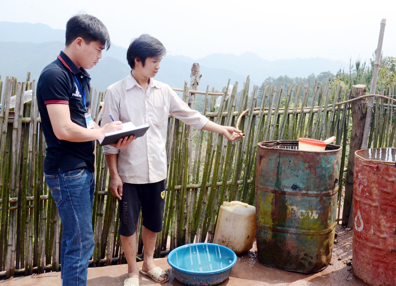 Những ngày nắng nóng, gia đình anh Phùn Phu Sáng (điểm di dãn dân Co Tăng, thôn Ngàn Phe, xã Đồng Tâm) luôn trong tình trạng thiếu nước sinh hoạt.