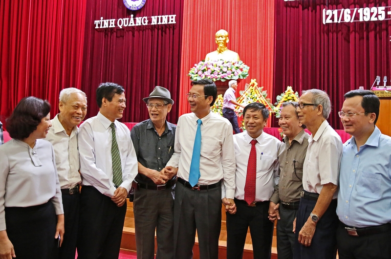 Các đồng chí lãnh đạo tỉnh trò chuyện, chia sẻ với đội ngũ những người làm báo Quảng Ninh.