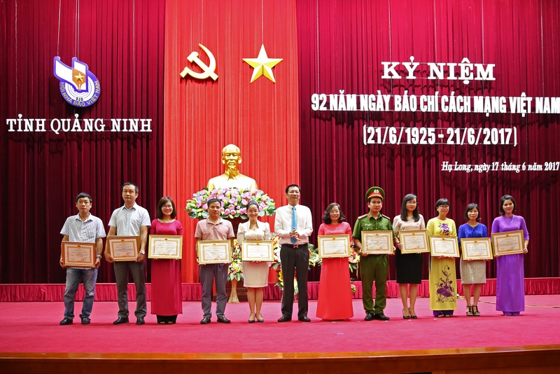 Đồng chí Nguyễn Văn Đọc, Bí thư Tỉnh ủy, Chủ tịch HĐND tỉnh trao giải Nhất giải Báo chí cho các tác giả và nhóm tác giả.