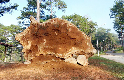 Tảng đá bán quý đang được trưng bày tại Khu dự trữ sinh quyển thế giới Langbiang. Ảnh: Khánh Hương.