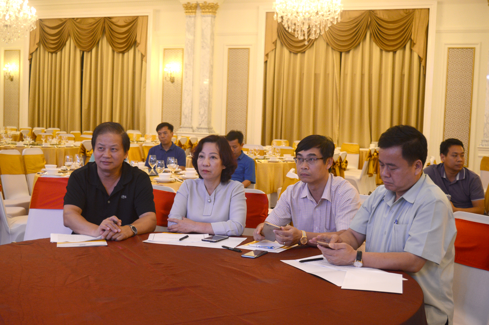Phó Chủ tịch UBND tỉnh Vũ Thị Thu Thủy dự buổi tổng duyệt văn nghệ.