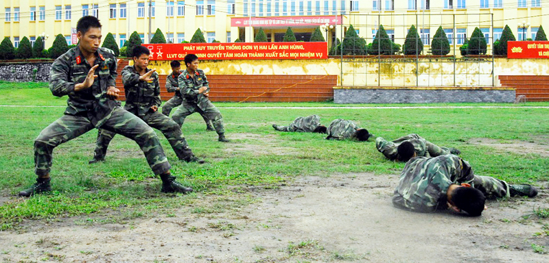 Nêu cao khẩu hiệu “Thao trường đổ mồ hôi, chiến trường bớt đổ máu”, các chiến sĩ Đại đội Trinh sát luyện tập với sự tập trung cao độ.