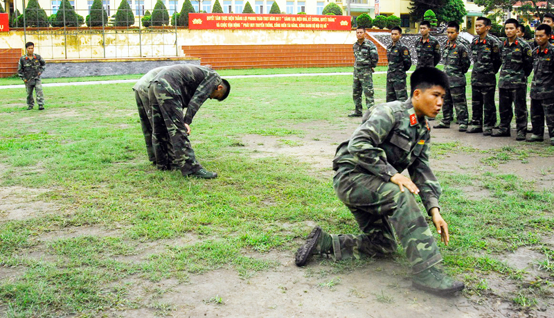 Các chiến sĩ trẻ luyện tập nhảy lộn mèo, vượt vật cản.