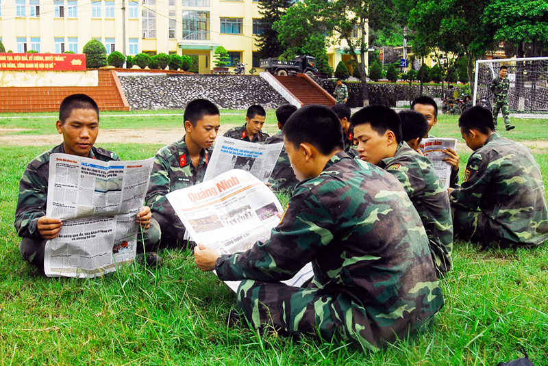 Giờ giải lao sau buổi huấn luyện, các chiến sĩ đọc báo để nắm thông tin thời sự hàng ngày.