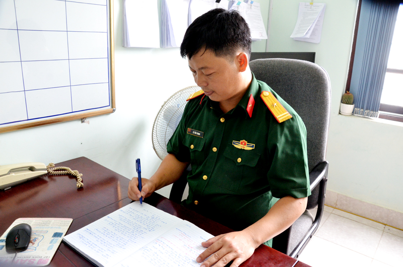 Thiếu tá Lê Tiến Trọng xây dựng kế hoạch chuyên môn tham mưu cho đơn vị.