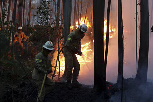 Trong hai ngày qua, cháy rừng bùng phát dữ dội ở miền trung Bồ Đào Nha, đe dọa tính mạng và tài sản của nhiều người dân ở đây. Ảnh: AP.