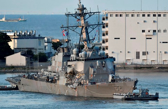 Chiếc tàu USS Fitzgerald bị hư hỏng sau vụ va chạm được đưa về cảng ở Yokosuka, Nhật Bản ngày 18/6. (Nguồn: EPA/TTXVN)