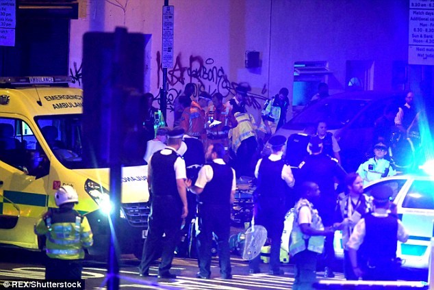 Cảnh sát có mặt tại hiện trường. (Nguồn: Daily Mail)