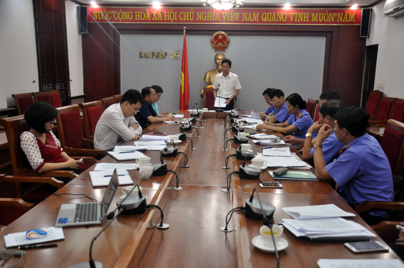 Đồng chí Hồ Văn Vịnh, Trưởng Ban Pháp chế HĐND tỉnh phát biểu kết luận buổi thẩm tra