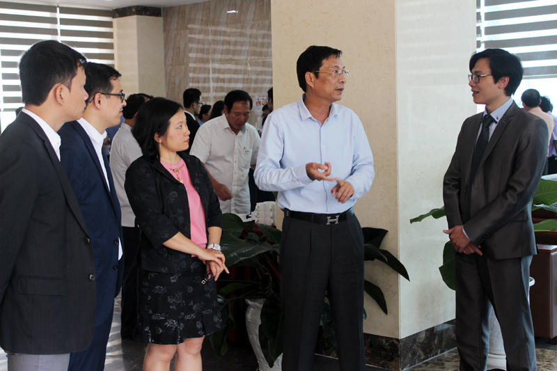 đồng chí Nguyễn Văn Đọc, Bí thư Tỉnh ủy, Chủ tịch HĐND tỉnh trao đổi với các đại biểu dự hội nghị
