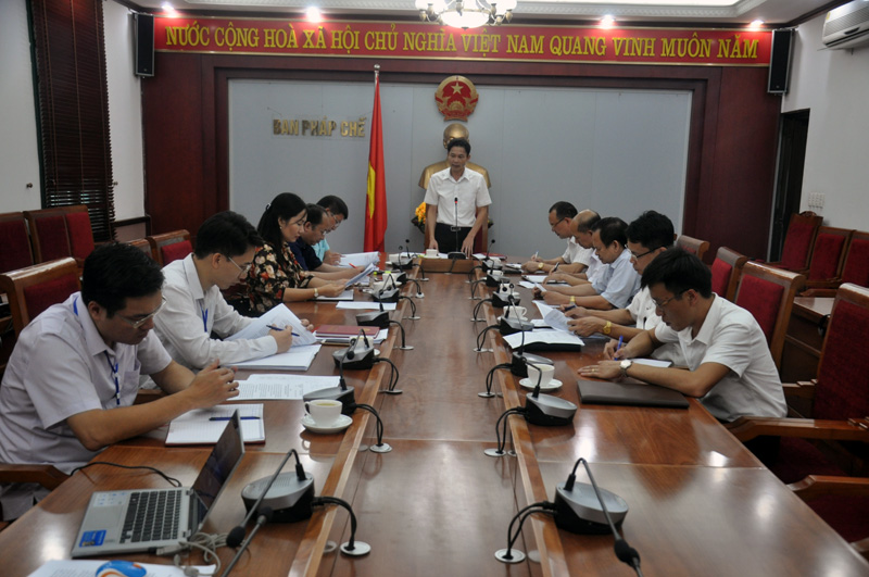 Đồng chí Hồ Văn Vịnh, Trưởng Ban Pháp chế HĐND tỉnh kết luận buổi thẩm tra