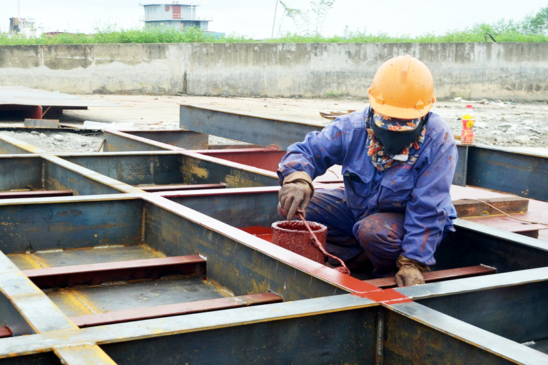 Bà Ngô Thị Tám đã có 14 năm làm việc tại Công ty CP Công nghiệp tàu thuỷ Sông Chanh, song đến nay mới biết Công ty đang nợ BHXH của người lao động.