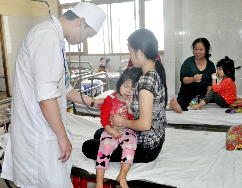 Kiểm tra sức khỏe cho trẻ tại Khoa Nhi, Bệnh viện Đa khoa tỉnh.