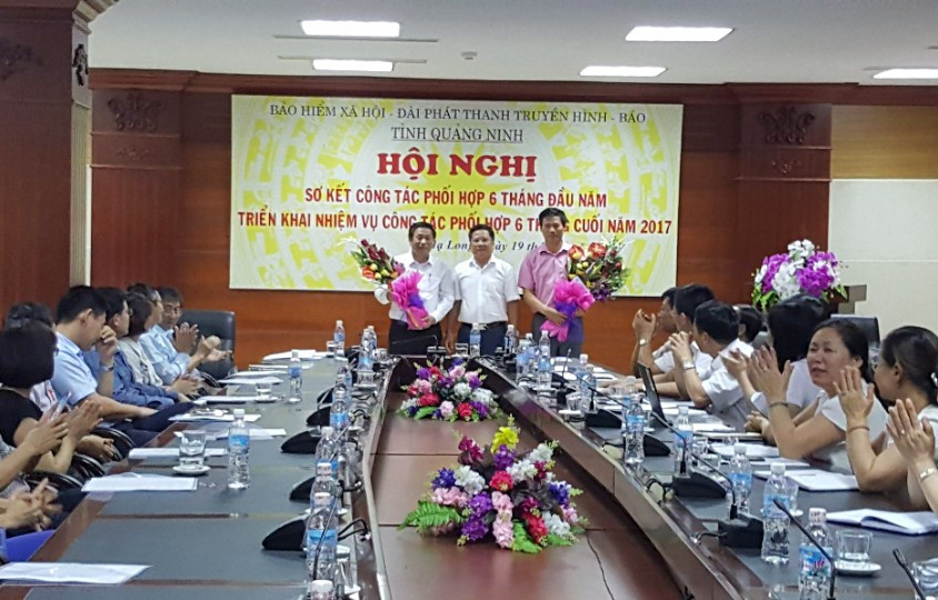 Lãnh đạo BHXH tỉnh tặng hoa chúc mừng các cơ quan báo chí của tỉnh nhân kỷ niệm 92 năm Ngày Báo chí cách mạng Việt Nam