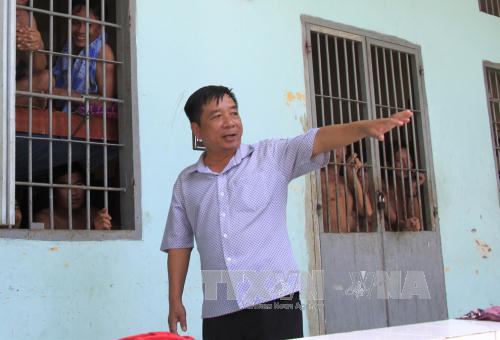 Giám đốc Sở Lao động - Thương binh và Xã hội tỉnh Vĩnh Long Trần Văn Khái thăm Trung tâm điều trị nghiện ma túy.