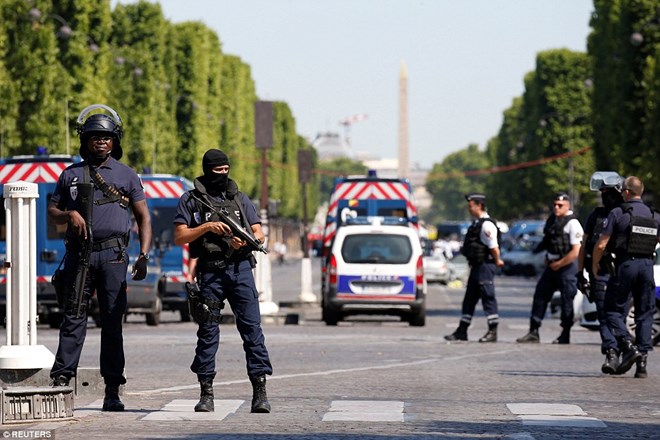 Cảnh sát Pháp triển khai bảo vệ hiện trường. (Nguồn: Reuters)