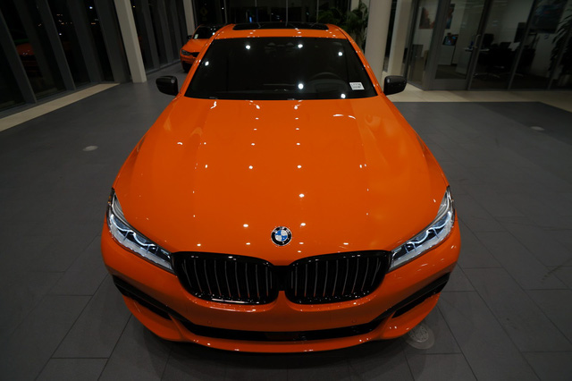 Khi ngắm nhìn BMW 750i 2017 màu cam Fire Orange, nhiều người có thể sẽ nghĩ ngay đến đại lý BMW Abu Dhabi vốn nổi tiếng với những chiếc xe màu lạ. Tuy nhiên, trên thực tế, chiếc 750i 2017 màu cam rực rỡ này hiện đang được trưng bày tại đại lý Century West BMW ở bang California, Mỹ.