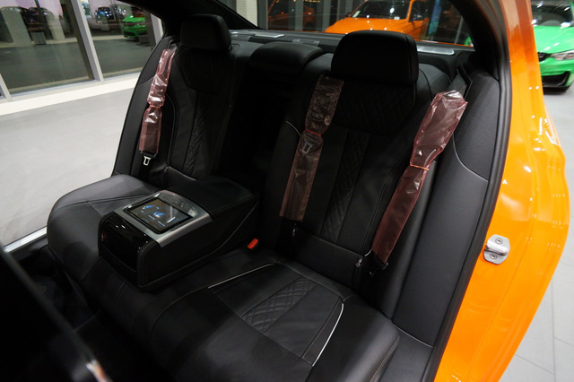 Về tiện nghi, chiếc BMW 750i 2017 lại có rèm che nắng chỉnh điện cho hàng ghế sau