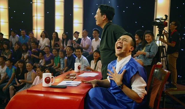 Các diễn viên hài đang cố chọc cười bằng những câu đàm thoại vô duyên, nhảm nhí trong một chương trình truyền hình thực tế (phunuonline.com.vn).