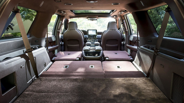 Chiều dài tăng lên đồng nghĩa với khoang nội thất và hành lý của Lincoln Navigator L 2018 mới cũng được nới rộng. Theo hãng Lincoln, Navigator L 2018 là mẫu xe có khoang hành lý rộng nhất trong phân khúc SUV hạng sang cỡ lớn, hơn cả Cadillac Escalade ESV.