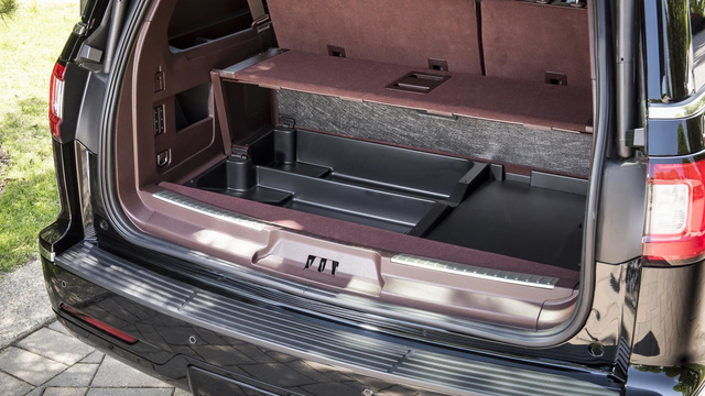 So với phiên bản tiêu chuẩn, Lincoln Navigator L 2018 có khoang hành lý rộng hơn 425 lít. Ngoài ra, bên dưới sàn xe phía sau hàng ghế thứ 3 còn có thêm ngăn chứa đồ tiện dụng.