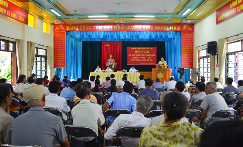 Đại biểu HĐND tỉnh Trần Văn Lâm tiếp xúc cử tri 2 phường Trưng Vương và Bắc Sơn tại điểm tiếp xúc phường Trưng Vương.
