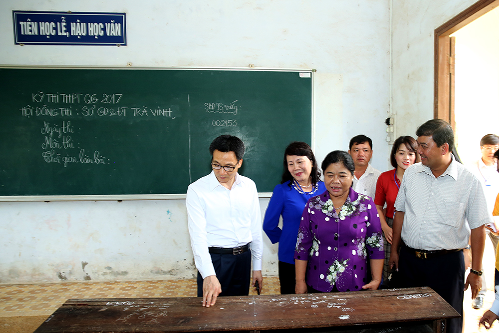 Phó Thủ tướng Vũ Đức Đam kiểm tra một điểm thi tại tỉnh Trà Vinh. Ảnh: VGP/Đình Nam