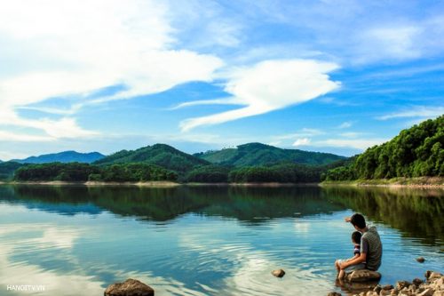 Hồ là điểm du lịch nổi tiếng nhất tỉnh Thái Nguyên, nằm cách trung tâm thành phố khoảng 16 km và cách thủ đô Hà Nội khoảng 100 km. Ảnh: Honuicoc.