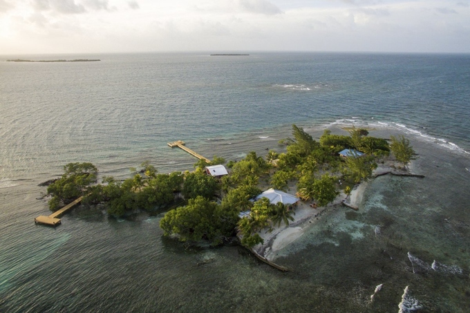 Coral Caye Nhà làm phim Francis Ford Coppola mở cửa khu nghỉ dưỡng Coral Caye ở Belize vào năm 2016, bao quanh nơi đây là vùng biển rộng lớn với thiên nhiên hoang dã. Ảnh: Coral Caye.