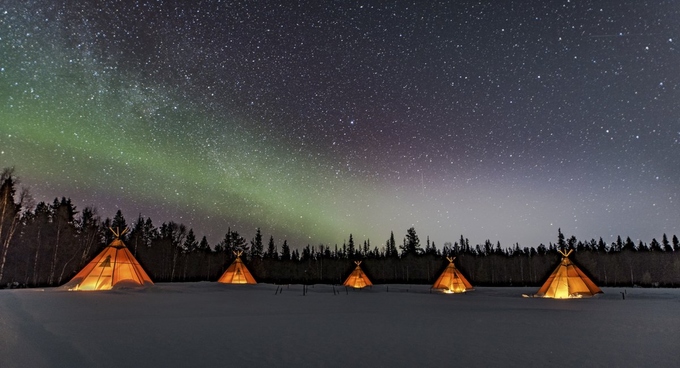 Saspmi Nature Camp Khu trại Saspmi Nature Camp ở Thụy Điển là một điểm dừng chân thú vị cho người thích phiêu lưu và yêu thiên nhiên. Bạn có dịp chiêm ngưỡng bầu trời đầy sao hay hiện tượng cực quang và bắt gặp cả những con tuần lộc. Ảnh: Lennart Pittjat.