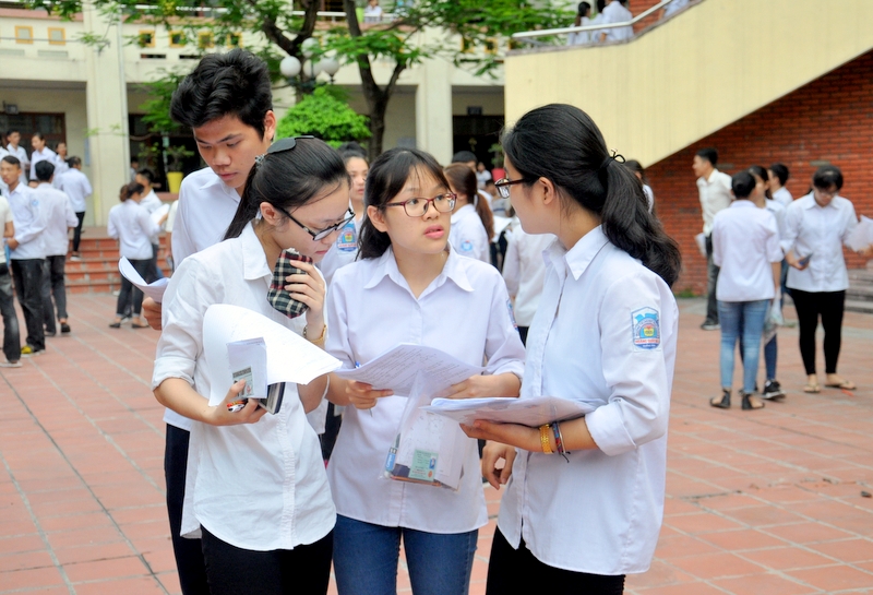 Thí sinh điểm thi THPT Hoàng Quốc Việt (TX Đông Triều) trao đổi bài sau khi thi