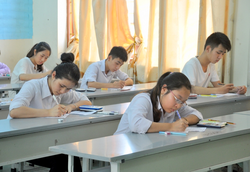 Thí sinh điểm thi THPT Hoàng Quốc Việt (TX Đông Triều) điền thông tin vào giấy thi