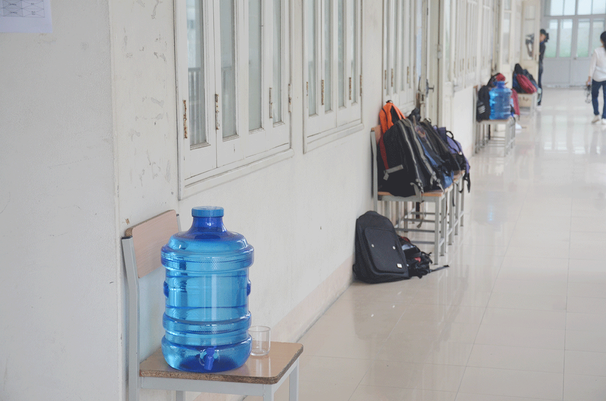 Nước uống được đảm bảo tại các điểm thi. Ảnh chụp tại điểm thi THPT Chuyên Hạ Long
