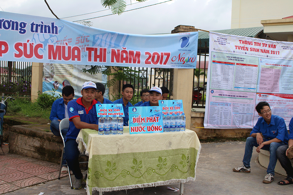 Lực lượng đoàn viên thanh niên tiếp sức cho thí sinh trước điểm thi THPT Uông Bí