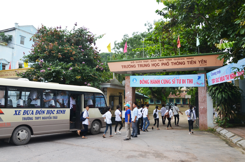 Trường THPT Nguyễn Trãi đã bố trí các chuyến xe ô tô đưa đón học sinh của trường đến điểm thi tại trường THPT Tiên Yên (thị trấn Tiên Yên)