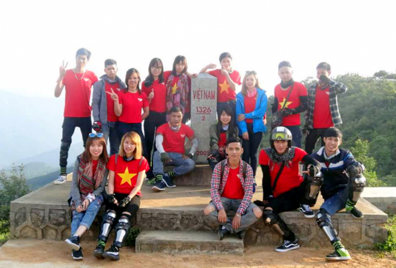 Các bạn trẻ trong đoàn du lịch “phượt” chụp ảnh lưu niệm tại cột mốc biên giới 1326 trên địa bàn xã Đồng Văn.