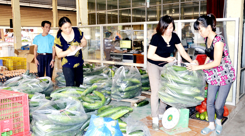 Điểm thu mua và bán hàng OCOP tại chợ Cột, phường Đông Triều, TX Đông Triều, của HTX Dịch vụ nông nghiệp chất lượng cao Hoa Phong.