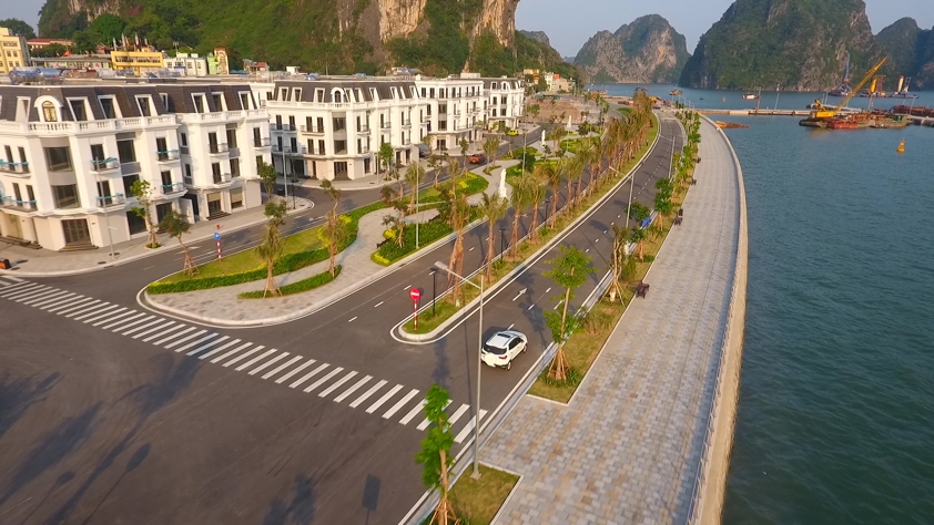 Vinhomes Dragon Bay sở hữu địa thế đắc địa “tựa sơn, hướng thuỷ” bên vịnh Hạ Long.