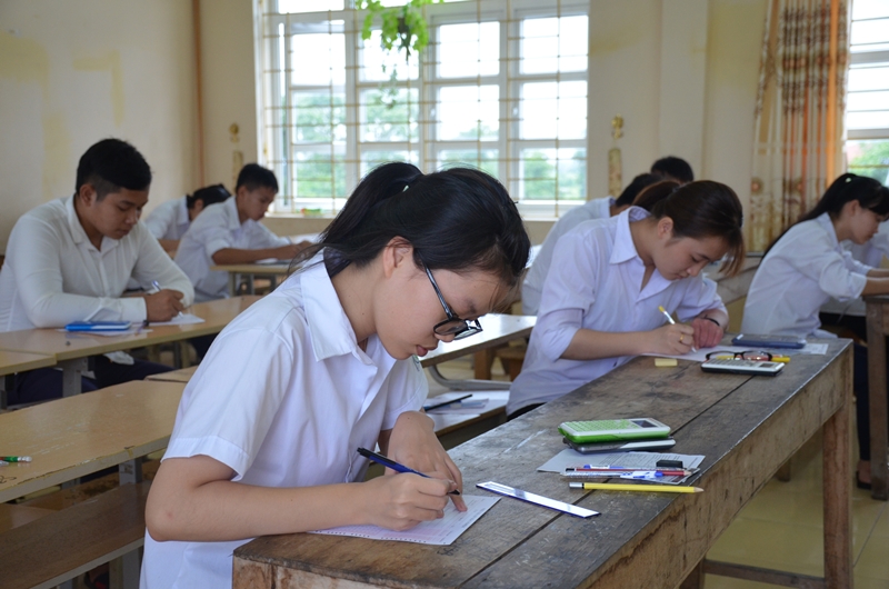 Thí sinh điểm thi THPT Minh Hà (TX Quảng Yên) điền thông tin vào giấy thi