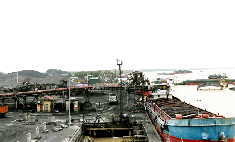 Cảng Điền Công ngày càng được đầu tư hiện đại giúp việc vận chuyển, rót than thuận lợi hơn.