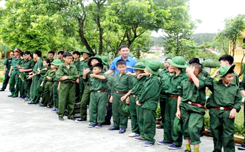 Bí thư Tỉnh Đoàn Lê Hùng Sơn động viên thiếu nhi tham gia lớp học kỳ trong quân đội trên địa bàn TP Uông Bí.