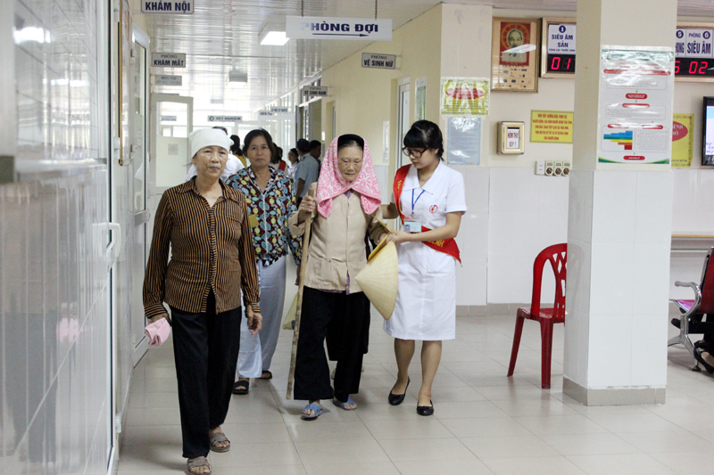 Nhân viên Khoa Khám bệnh, Bệnh viện Việt Nam - Thụy Điển Uông Bí, đón tiếp, hỗ trợ bệnh nhân đến khám, chữa bệnh.