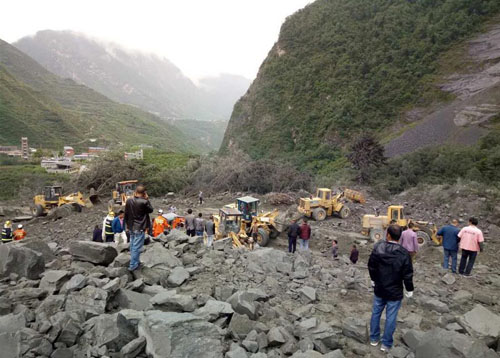 Vụ sạt lở núi nghiêm trọng đã xảy ra tại huyện Mậu, tỉnh Tứ Xuyên, khiến trên 100 người bị vùi lấp. Ảnh: Xinhua