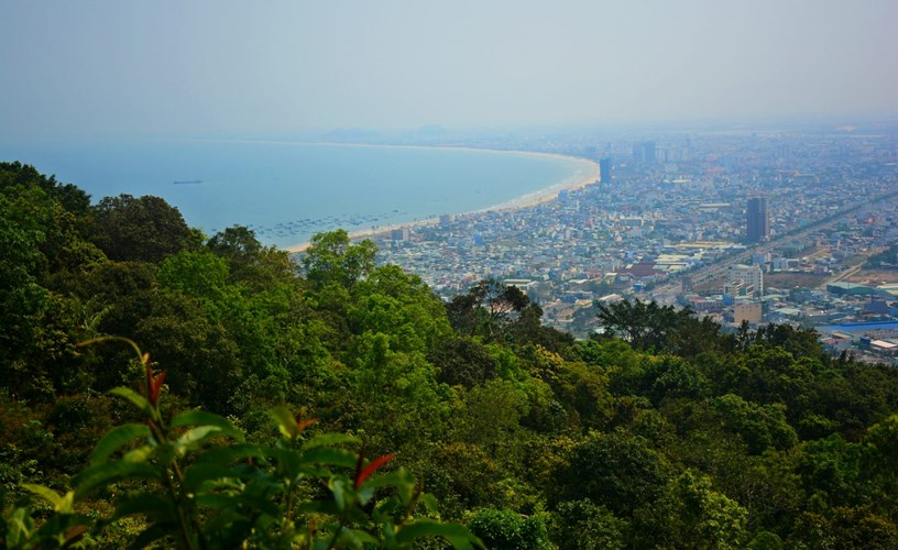  Thành phố Đà Nẵng nhìn từ đỉnh Bàn Cờ ở bán đảo Sơn Trà. Ảnh: Panagiotis Papadopoulos - 500px.com. 