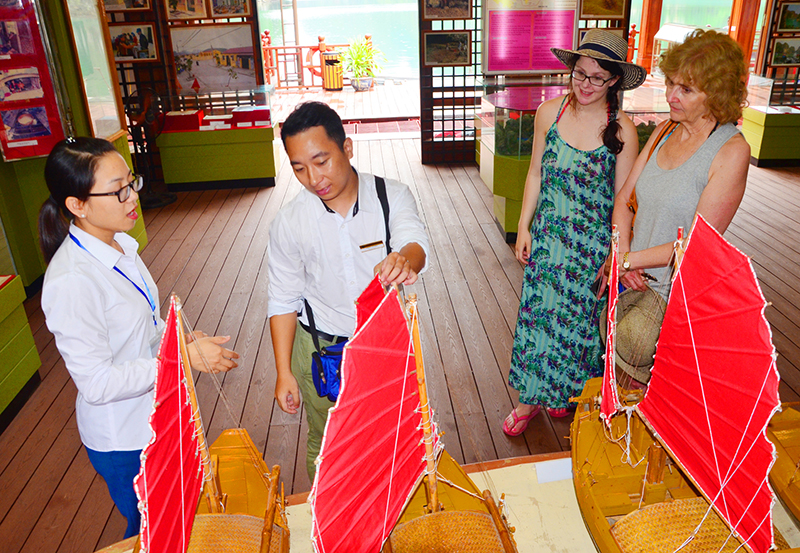 Mô hình thuyền truyền thống của ngư dân Hạ Long thu hút sự quan tâm của du khách quốc tế.