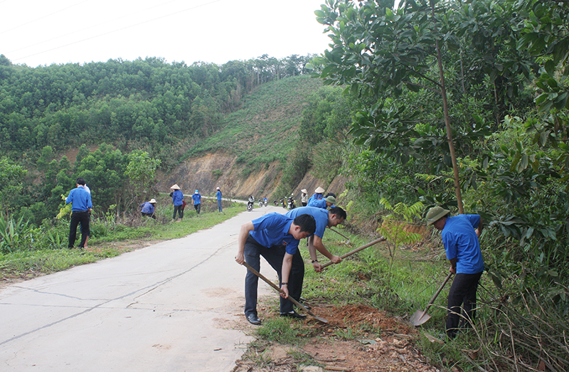 Đông đảo ĐVTN và nhân dân thôn Phủ Liễn, xã Đồng Sơn tham gia trồng cây.