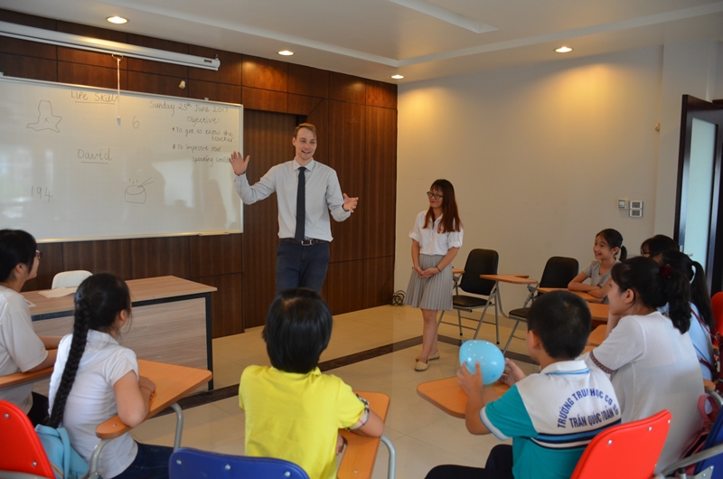  Nhân dịp này, Trung tâm ngoại ngữ E-connect Quảng Ninh đã tổ chức các lớp học trải nghiệm tiếng Anh khoa học, giao tiếp, kỹ năng sống miễn phí, do giáo viên của E-connect Việt Nam giảng dạy.